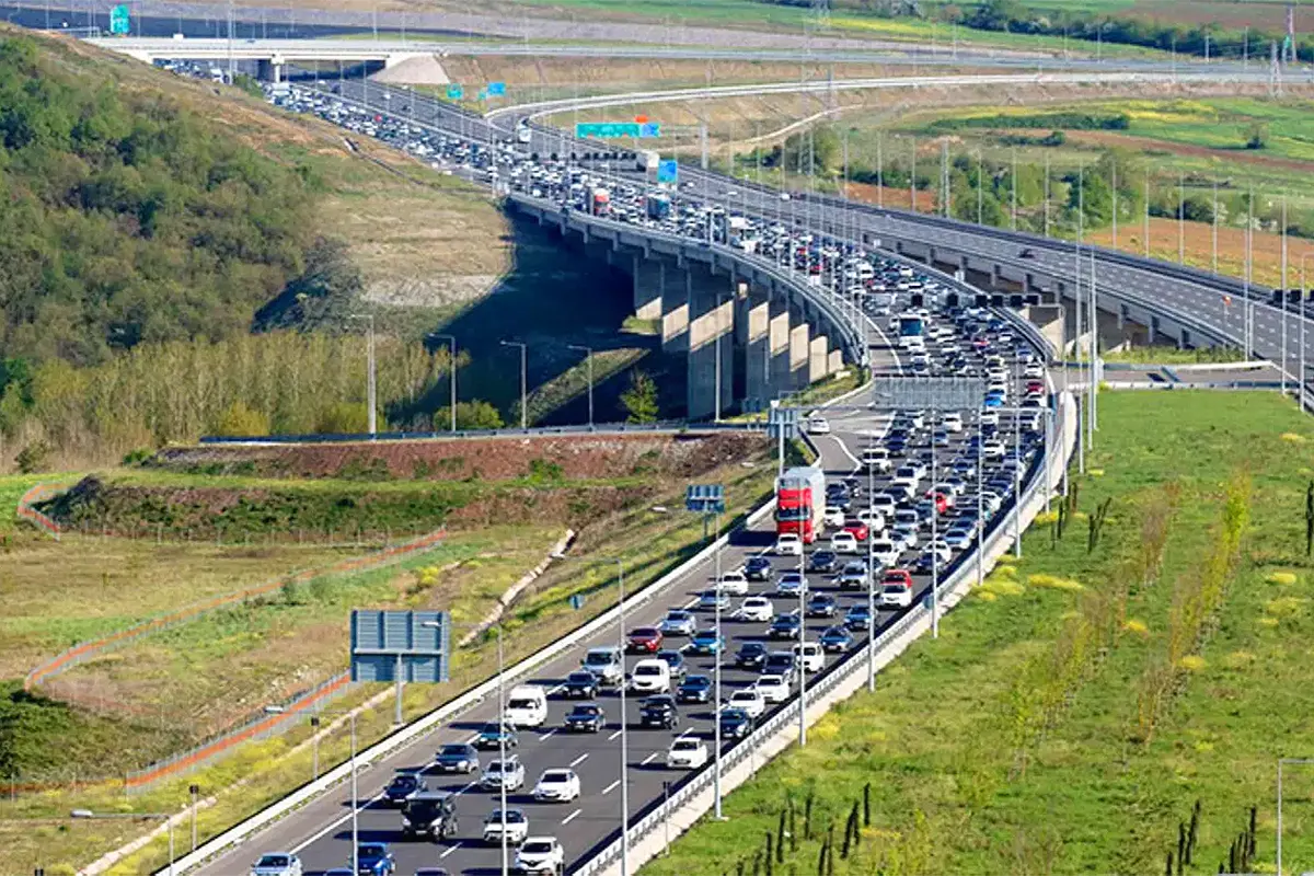 un ramal de una autopista en Turquía colapsada de vehículos por el tráfico
