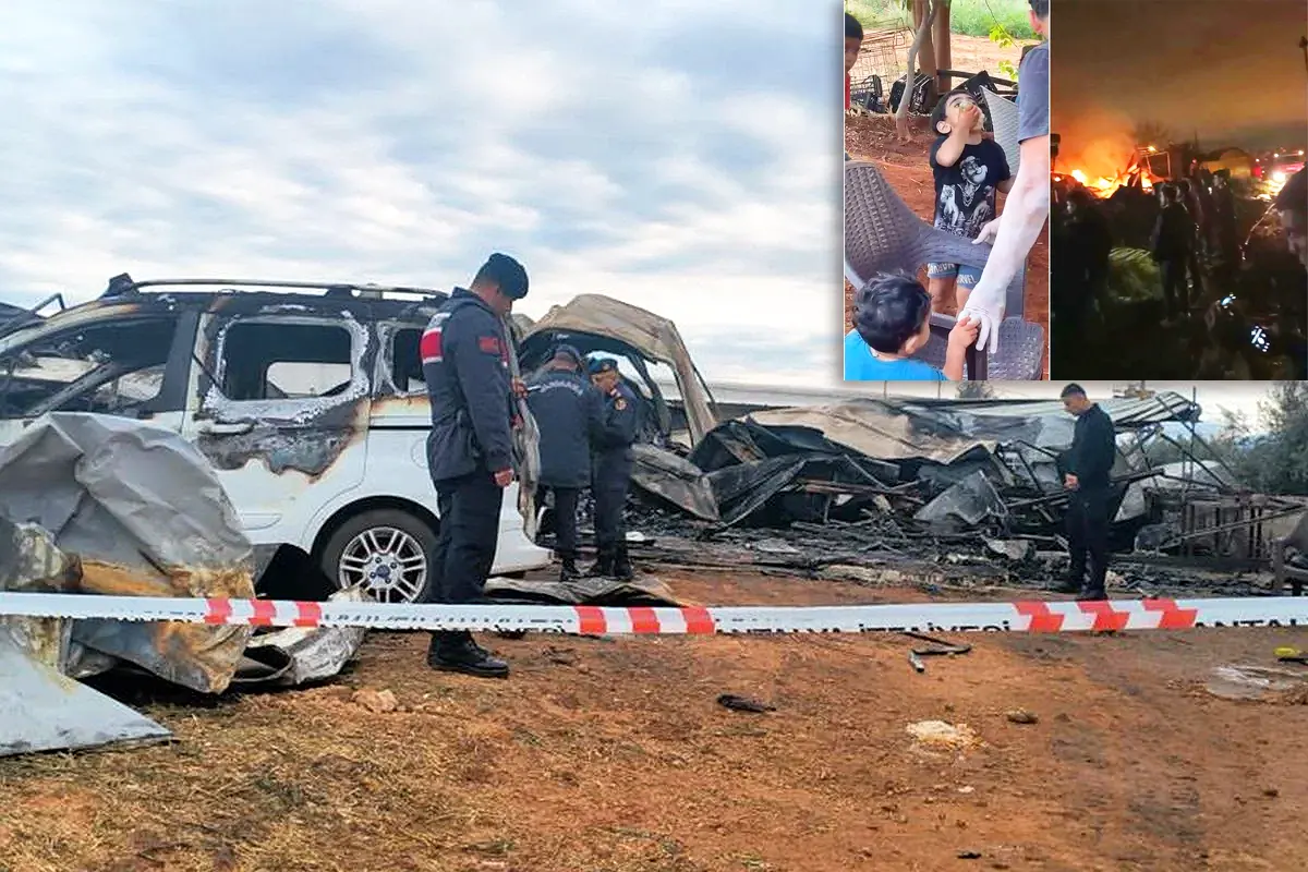 gendarmes turcos inspeccionan el lugar de un incendio junto a restos calcinados de un coche y un contenedor, en una esquina aparece una foto de los niños fallecidos