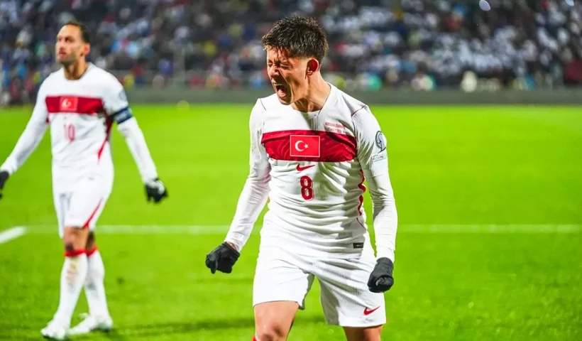 Arda Güler grita vistiendo la camiseta de la selección nacional turca sobre el terreno de juego