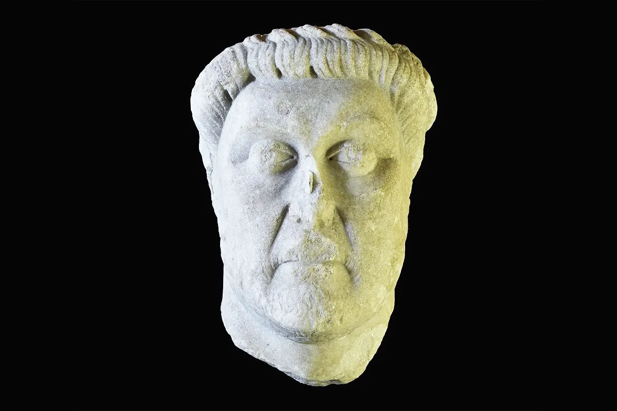 una cabeza de mármol romana datada en el siglo V después de Cristo, representando el rostro de un hombre que ostentaba una posición de autoridad