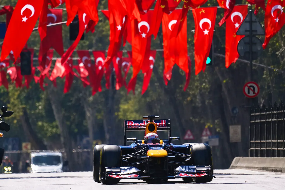 un coche de carreras monoplaza de Fórmula 1 de Red Bull recorre las calles de Estambul