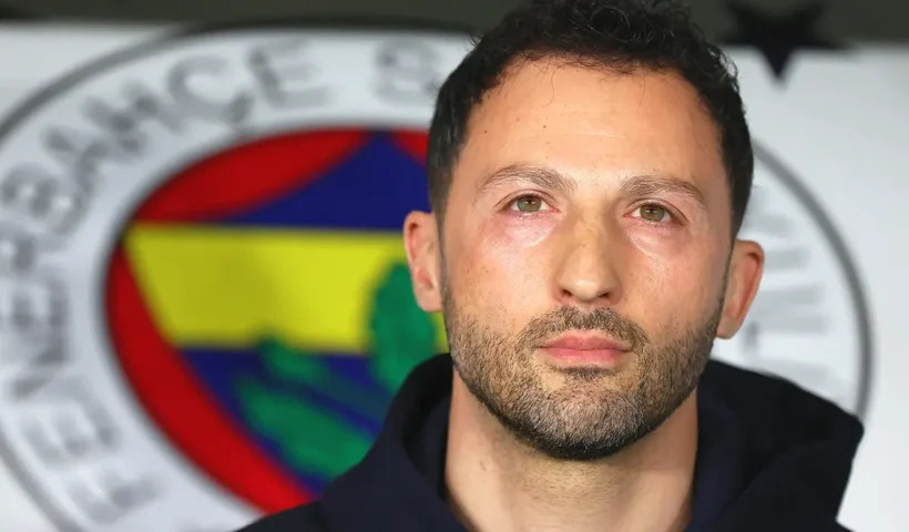 el entrenador italiano Domenico Tedesco, de fondo el escudo del Fenerbahçe