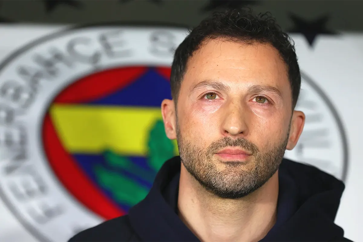 el entrenador italiano Domenico Tedesco, de fondo el escudo del Fenerbahçe