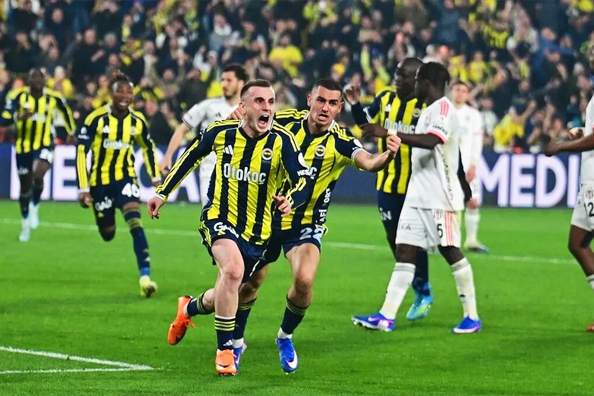 Fenerbahçe players celebrate wildly after scoring a goal during a match against Beşiktaş