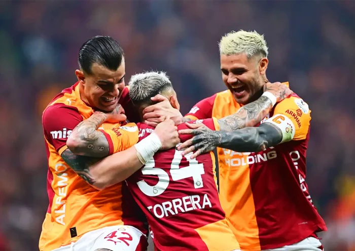 Torreira celebra con sus compañeros de equipo un gol anotado para el Galatasaray