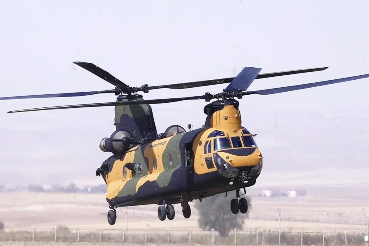 un helicóptero militar turco CH-47 con pintura militar volando