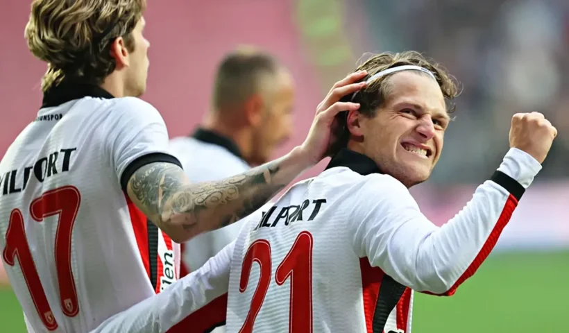 Carlo Holse celebra un gol del Samsunspor durante el partido ante el Beşiktaş