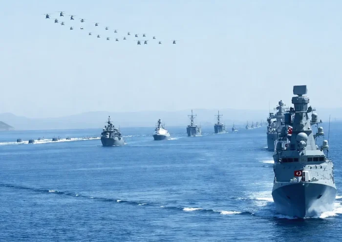 decenas de barcos militares y aeronaves sobrevolando el mar durante unas maniobras navales de Turquía