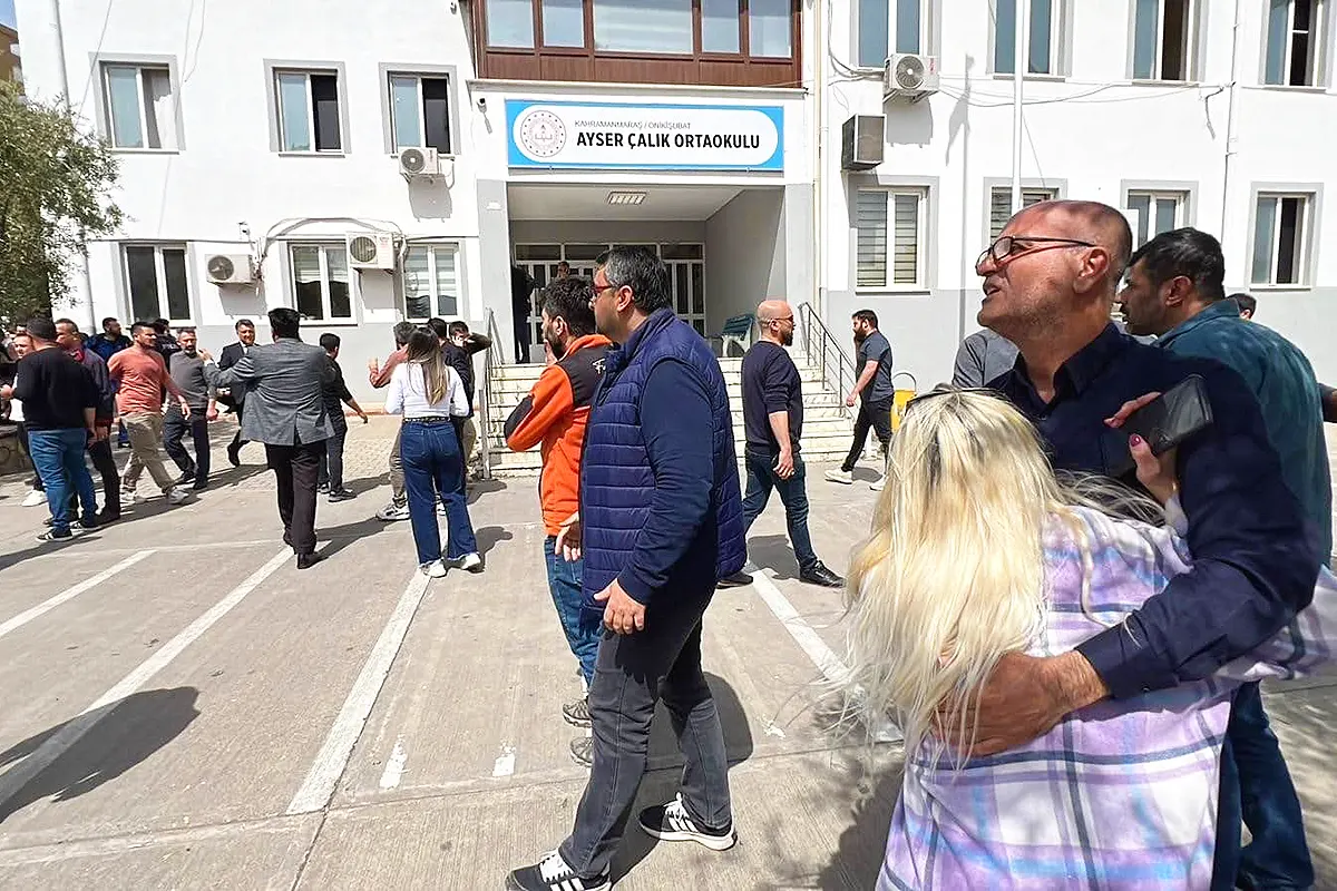 varios padres afligidos frente a la escuela de Kahramanmaraş, en el sureste de Turquía, donde un ataque dejó 9 muertos
