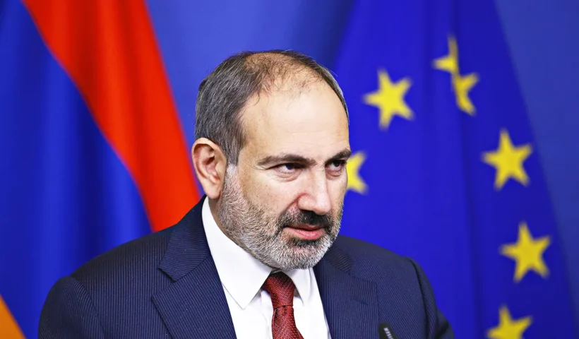 el primer ministro armenio Nikol Pashinyan, junto a las banderas de Armenia y la UE