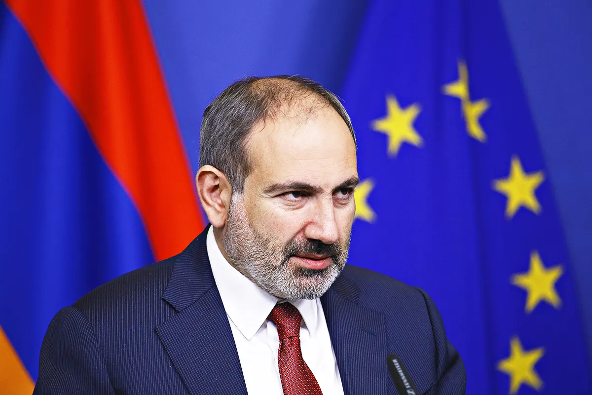 el primer ministro armenio Nikol Pashinyan, junto a las banderas de Armenia y la UE