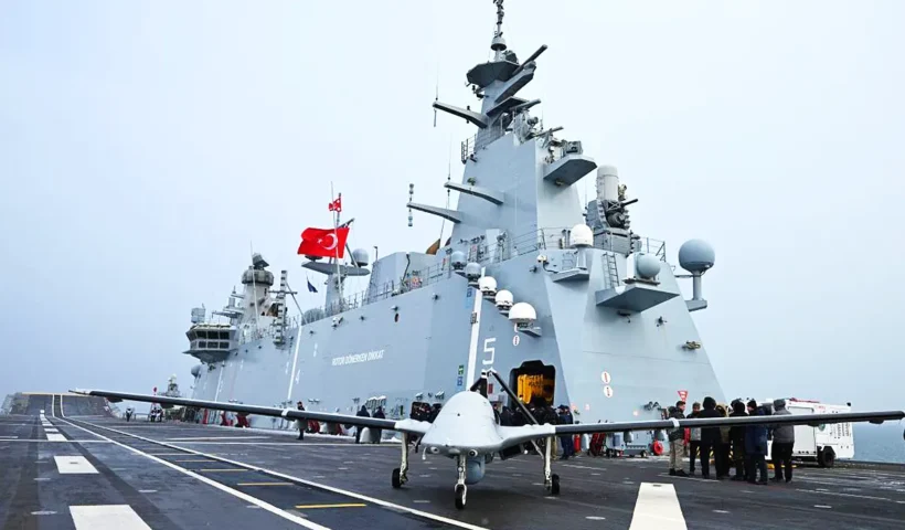 una imagen de la pista del portaaviones turco TCG Anadolu, con un dron militar en primer plano