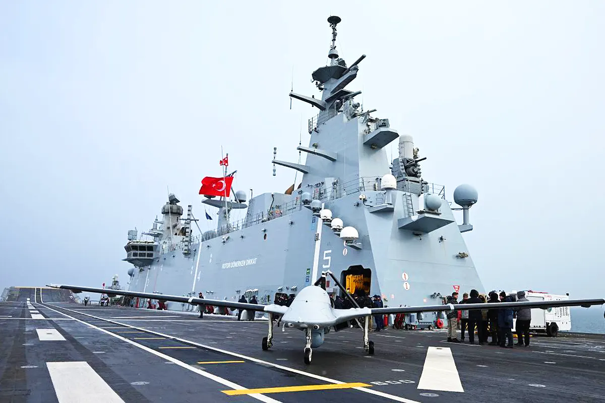 una imagen de la pista del portaaviones turco TCG Anadolu, con un dron militar en primer plano