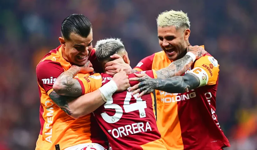Torreira celebrates a goal scored for Galatasaray with his teammates