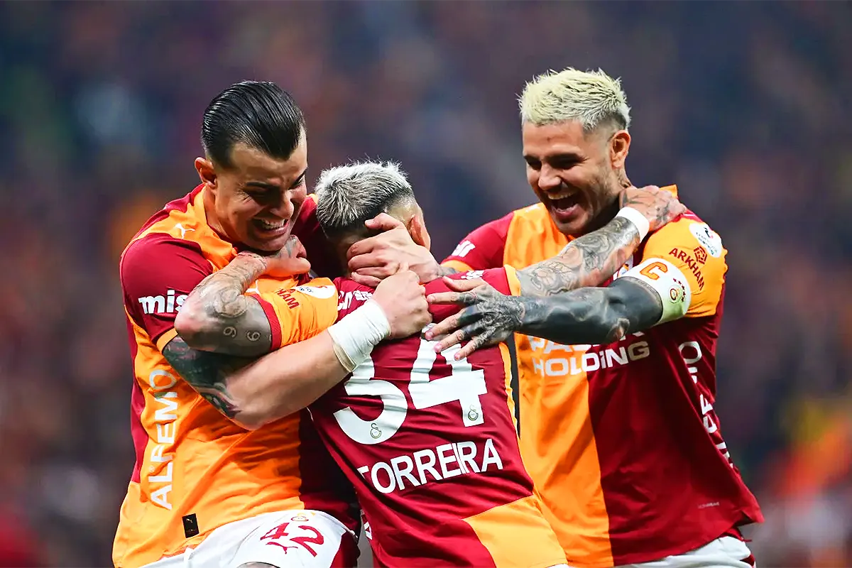Torreira celebrates a goal scored for Galatasaray with his teammates