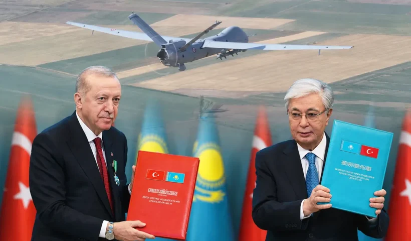 los presidentes de Turquía y Kazajistán sostienen dos carpetas tras la firma de acuerdos bilaterales; de fondo se muestra la imagen de un dron turco ANKA volando