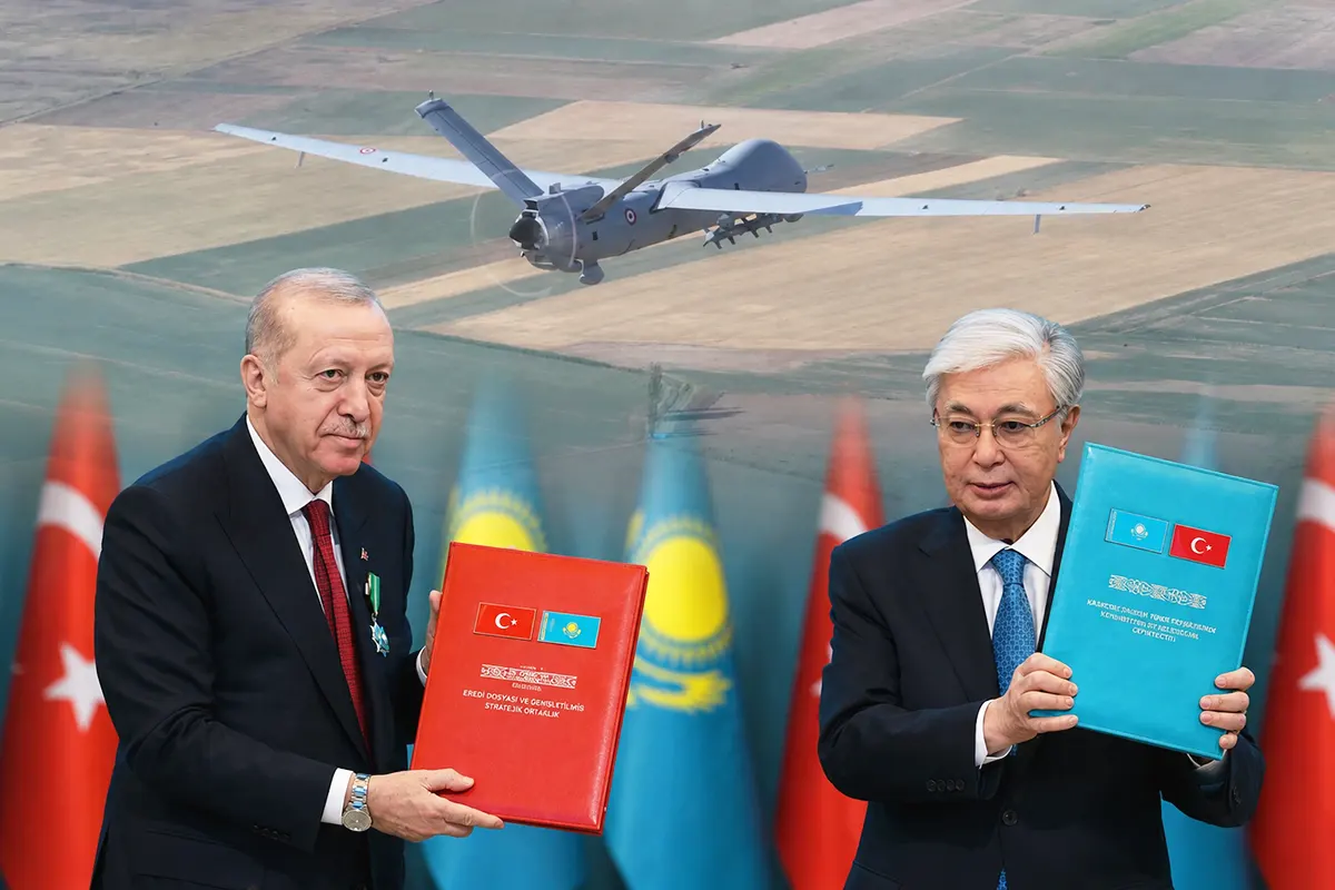los presidentes de Turquía y Kazajistán sostienen dos carpetas tras la firma de acuerdos bilaterales; de fondo se muestra la imagen de un dron turco ANKA volando