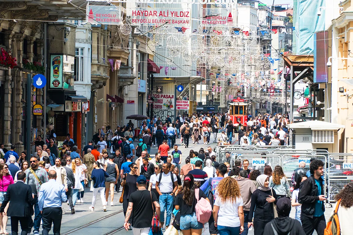 cientos de personas caminando a lo largo de la Avenida Istiklal de Estambul