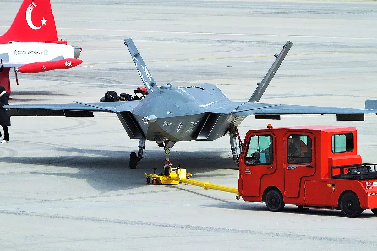 un dron turco de combate Bayraktar KIZILELMA siendo trasladado por una pista de aterrizaje