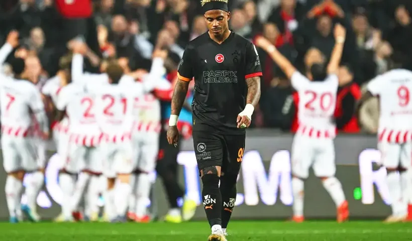 jugadores del Samsunspor celebran un gol de fondo, en primer plano un jugador del Galatasaray abatido se aleja del lugar