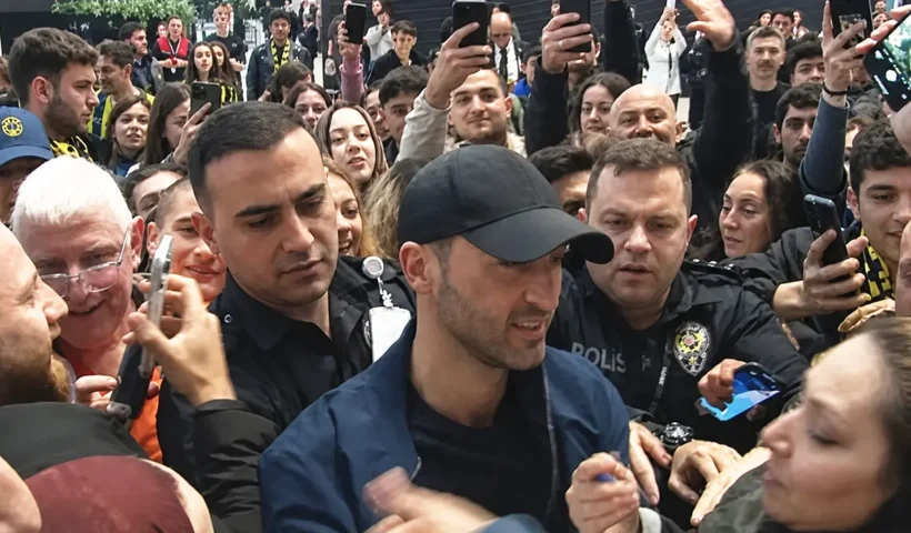 decenas de fans del Fenerbahçe rodean a Domenico Tedesco en el aeropuerto