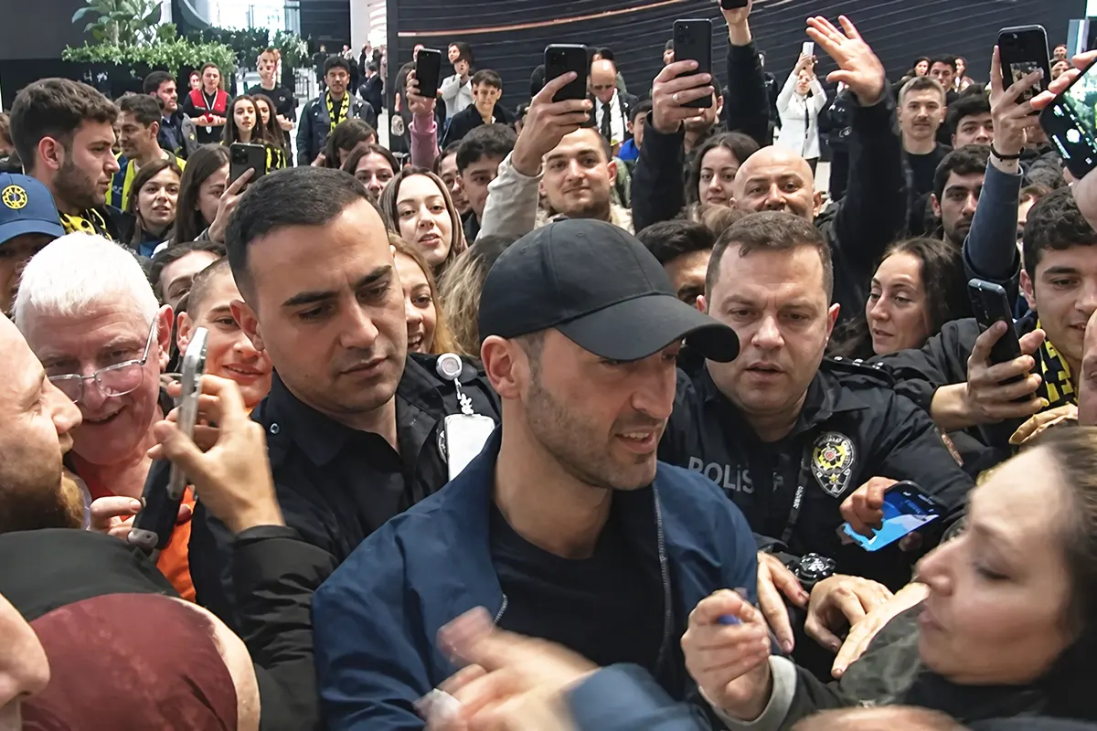 decenas de fans del Fenerbahçe rodean a Domenico Tedesco en el aeropuerto