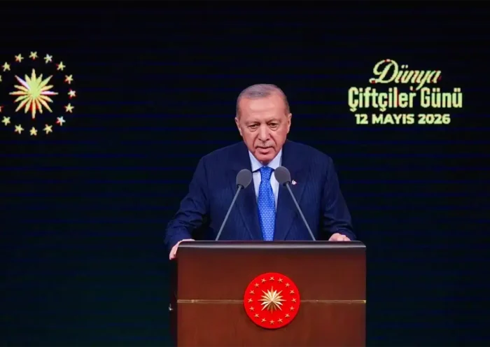 Erdoğan pronuncia un discurso desde un podio durante el Día del Agricultor