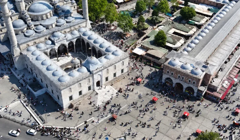 vista aérea del barrio de Eminönü en Estambul con la Mezquita Nueva y el Bazar de las Especias rodeados de gente