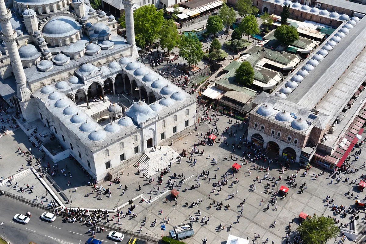 vista aérea del barrio de Eminönü en Estambul con la Mezquita Nueva y el Bazar de las Especias rodeados de gente