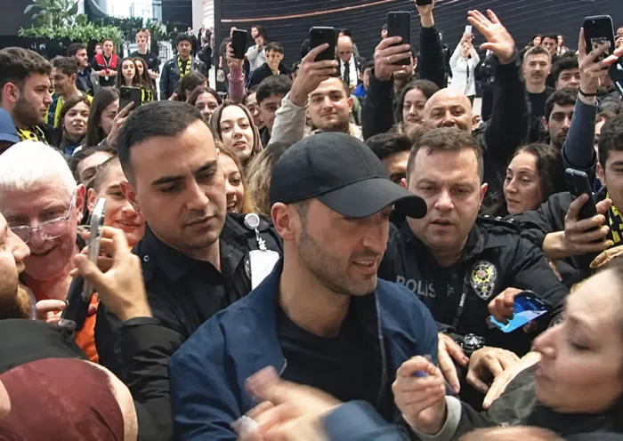 Dozens of Fenerbahçe fans surround Domenico Tedesco at the airport.