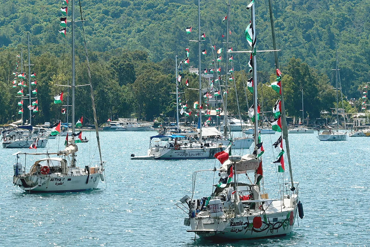 barcos de la Flotilla Global Sumud con banderas palestinas fondeados en un puerto de Turquía