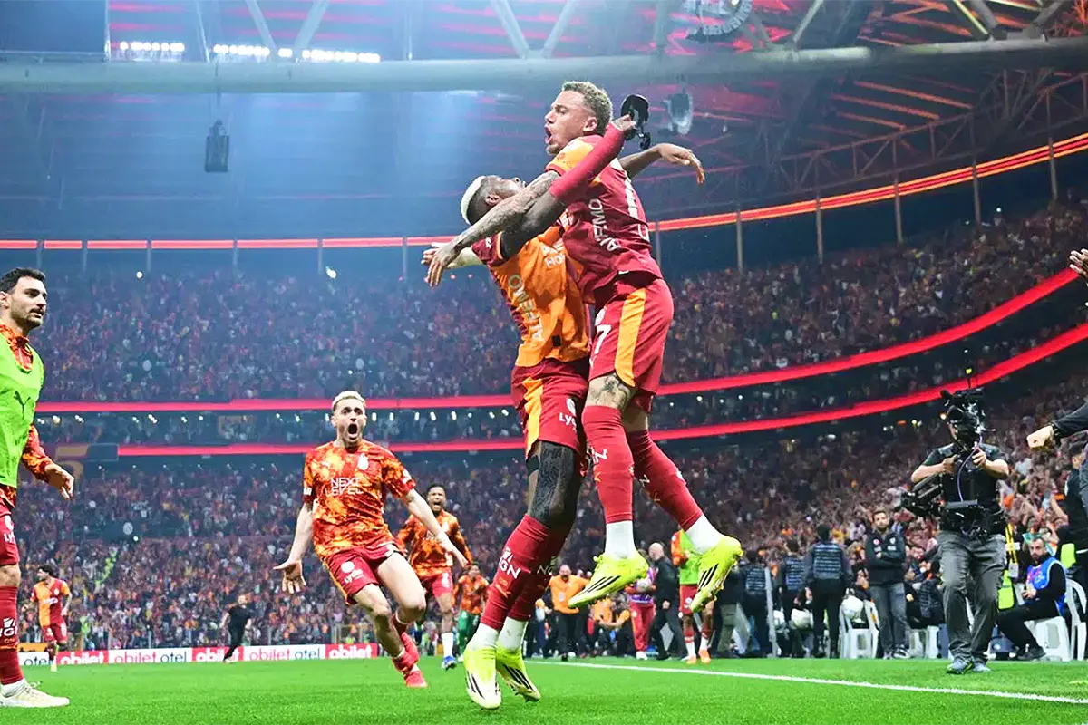 Osimhen celebra abrazando a un compañero y eufórico el gol que da la victoria al Galatasaray y le proclama campeón