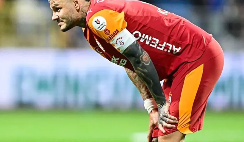 Icardi, con la camiseta del Galatasaray, mira resignado al frente sobre el césped tras encajar su equipo un gol