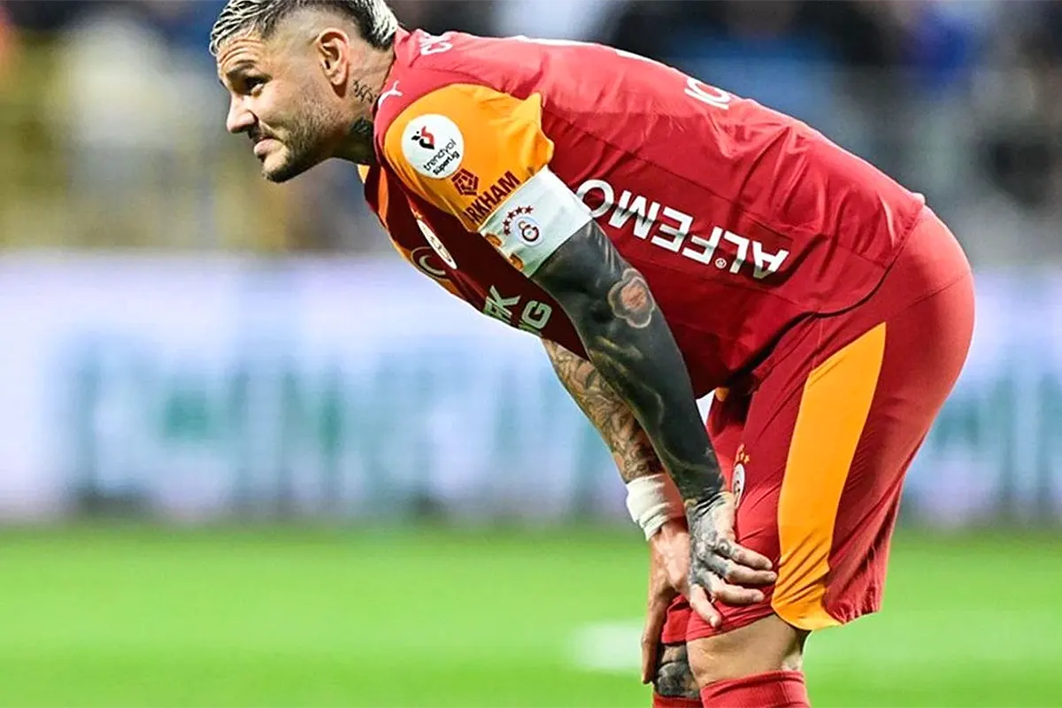 Icardi, wearing the Galatasaray shirt, looks resignedly ahead on the pitch after his team conceded a goal
