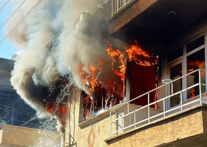 llamas saliendo de las ventanas y el balcón de una vivienda donde se ha desatado un incendio