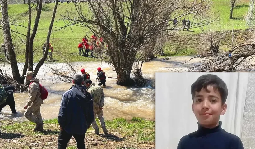 decenas de personas buscan junto a un arroyo rodeado de árboles; en una esquina se muestra la imagen del niño desaparecido