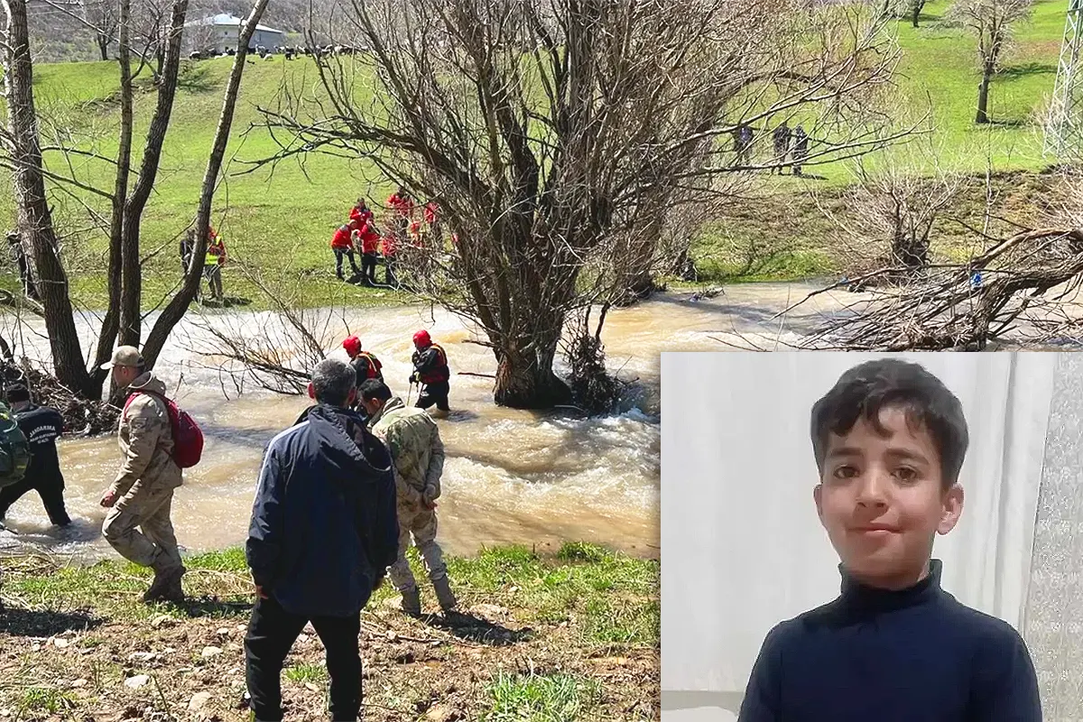 decenas de personas buscan junto a un arroyo rodeado de árboles; en una esquina se muestra la imagen del niño desaparecido
