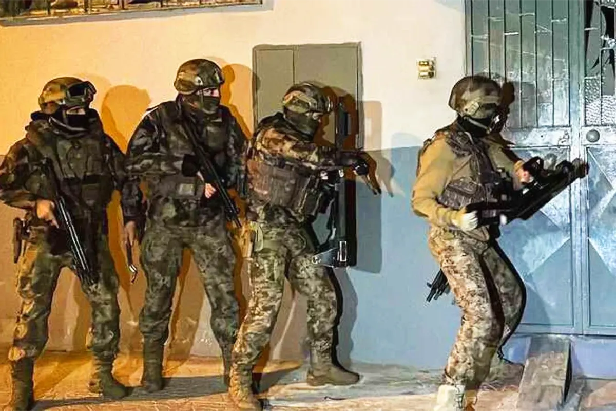 fuerzas especiales de seguridad de Turquía fuertemente armadas intentan entrar en una vivienda