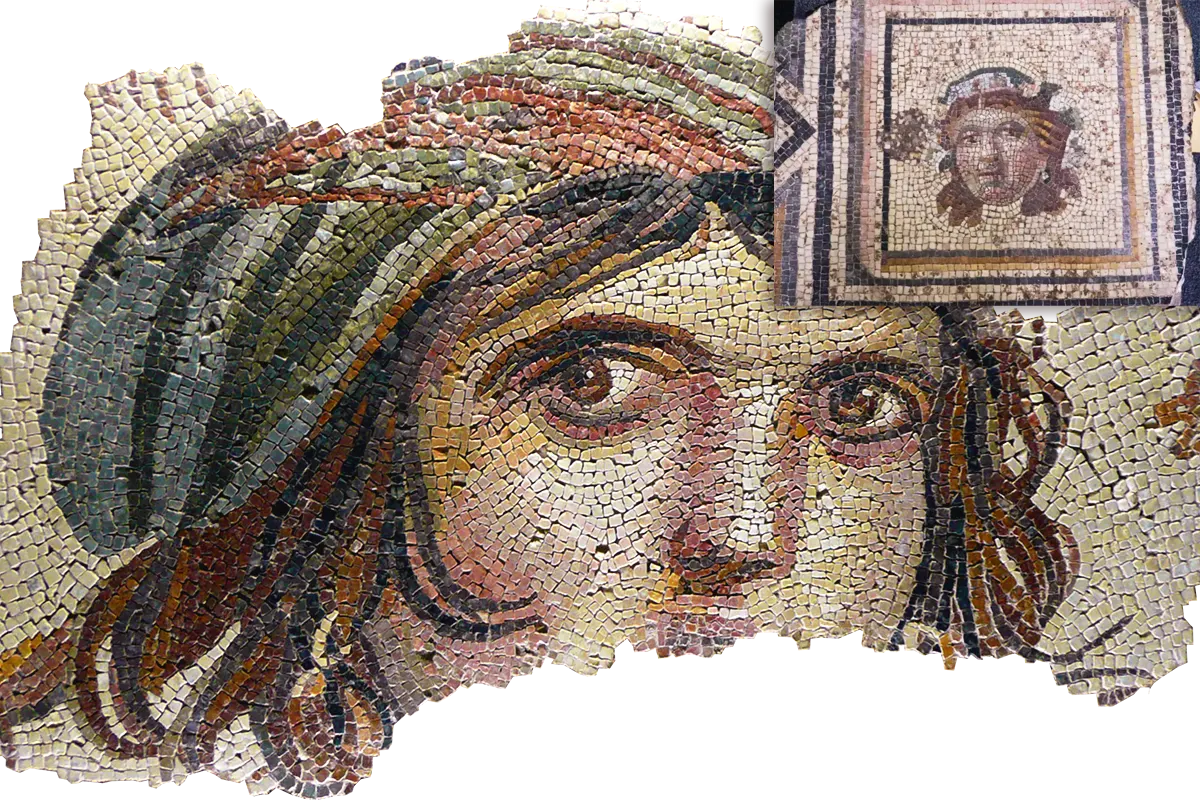 el famoso mosaico de la niña gitana de Zeugma, mostrando en una esquina un mosaico menor con un rostro que forma parte de la pieza histórica