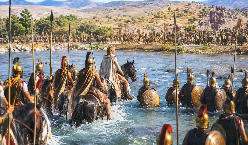 imagen que representa a Alejandro Magno cruzando con el ejército macedonio el río Gránico mientras al otro lado de la orilla se encuentra un gran ejército persa