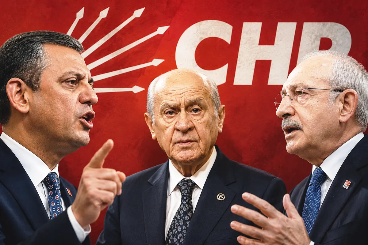 a la izquierda Özel y a la derecha Kılıçdaroğlu con gestos de enfrentamiento, en medio Bahçeli, y de fondo el escudo y las siglas del partido CHP