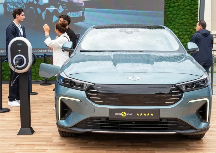 un modelo del TOGG T10F expuesto en un stand automovilístico