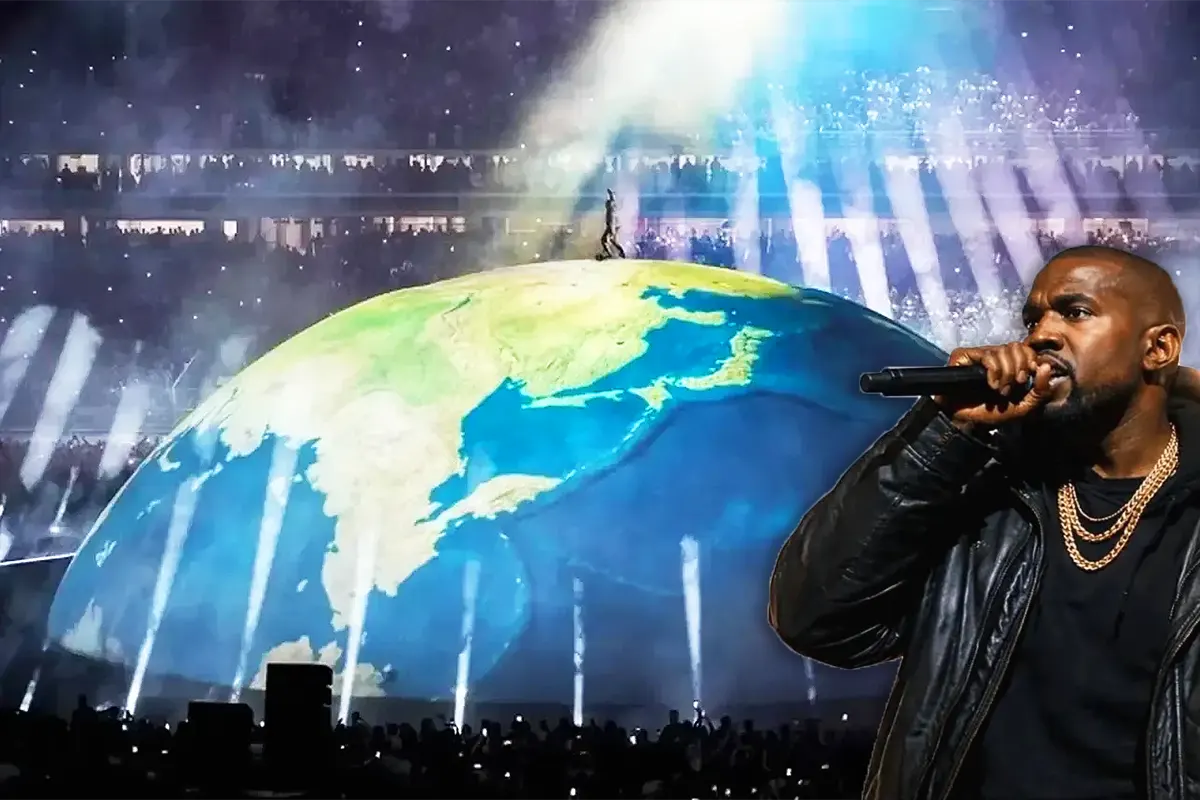 Kanye West sobre un globo terráqueo gigantesco durante su concierto en Estambul; en primer plano, una imagen del artista