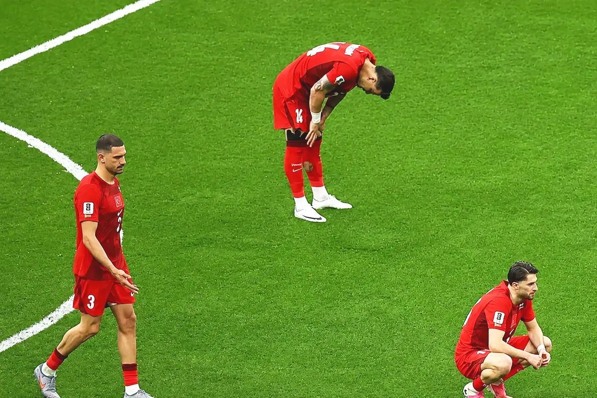 jugadores de la selección turca de fútbol abatidos sobre el césped