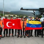 equipos de rescate turcos junto al avión militar con el que aterrizaron en Caracas, portando las banderas de Turquía y Venezuela