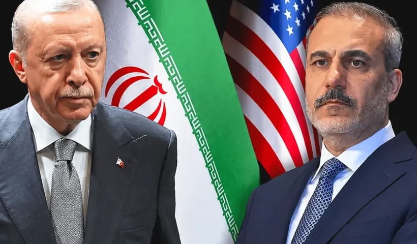 el presidente turco Erdoğan a la izquierda, a la derecha su ministro de exteriores Hakan Fidan, y de fondo las banderas de Irán y Estados Unidos