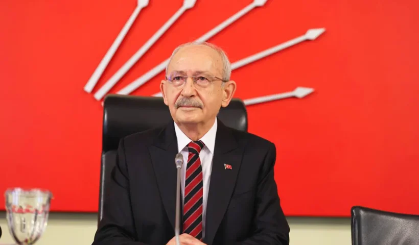 una imagen de Kılıçdaroğlu sentado en su despacho con el símbolo del CHP de fondo