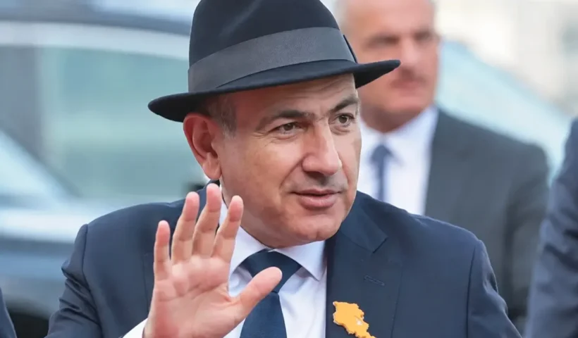 imagen del primer ministro armenio Nikol Pashinyan con traje y sombrero