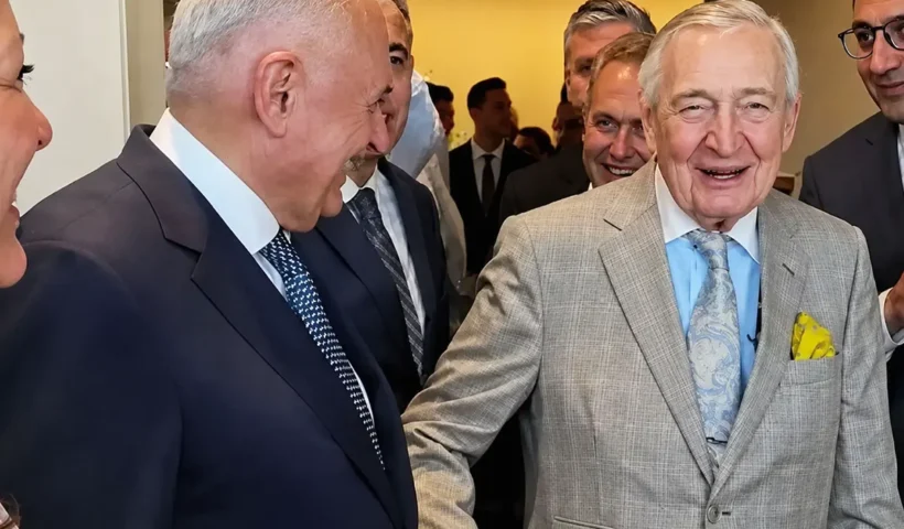 El empresario turco Rahmi Koç aparece acompañado de varias personas, entre ellas el ex primer ministro Binali Yıldırım, mientras todos los presentes se ríen