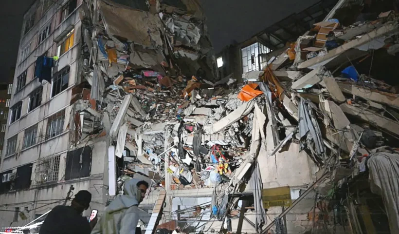 un edificio derrumbado y otro adyacente con severos daños en Venezuela tras un terremoto